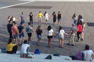 Jugendliche aus Israel, Palästina, Nordtirol und Südtirol tanzen am Gerichtsplatz 