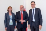Landesrätin Stocker, der Minderheitenbeauftragte Koschyk und Landeshauptmann Kompatscher (von links). Foto: LPA/ohn.