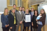 Il team della Cassa Raiffeisen dell’Oltradige durante la cerimonia per la certificazione Audit nel 2013