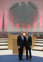 Der Chef der Bundesagentur für Arbeit Frank Weise mit Direktor Helmuth Sinn im historischen Plenarsaal des Deutschen Bundestages in Bonn