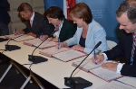 Anlässlich des Arbeitsmarktgipfels unterzeichneten Staatsministerin Müller (2.v.l.), Landesrätin Stocker (3.v.l.), Abteilungsdirektor Sinn (1.v.l.) und Vorsitzender Schmitz (4.v.l.) eine Kooperationsvereinbarung.