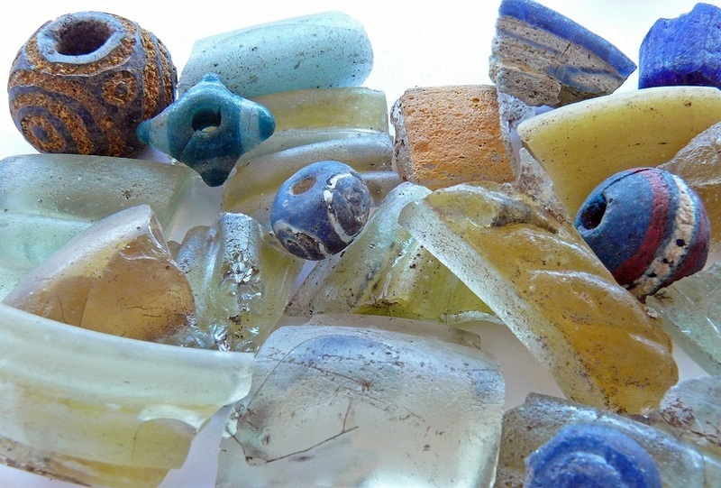 Nalles - Nontl: Perle e bracciali in pasta vitrea (III-I secolo a.C.)