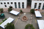 Der Silvius-Magnago-Platz wird das Herzstück des Tags der offenen Tür sein, die Vorbereitungen darauf laufen schon (Foto: LPA/mb)