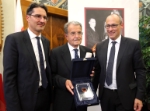 Zwei Landeshauptleute und ein Preisträger: (v.l.) LH Arno Kompatscher, Romano Prodi und LH Ugo Rossi (Foto Rensi/PAT)