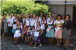 Die Gruppe der Absolventinnen mit Maria Kuenzer (r.), Schuldirektorin Juliane Gasser Pellegrini (l.) und der Koordinatorin des Lehrgangs an der Fachschule Dietenheim, Esther Großgasteiger (hinten Mitte). Foto: Fachschule Dietenheim 
