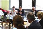 LR Philipp Achammer (Mitte), Hartwig Gerstgrasser, Direktor des Bereichs Deutsche Berufsbildung (r.) und Gertraud Aschbacher (l.), Direktorin des Amtes für Lehrlingswesen und Meisterausbildung, beim Treffen mit den Sozialpartnern. Foto: LPA/I. Dejaco