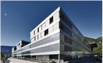Die Fassade der neuen Klinik macht die Baufortschritte sichtbar. Foto: LPA/3m engineering