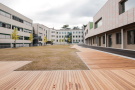 Außenbereich: neue Steinfassade auf dem Schulhof