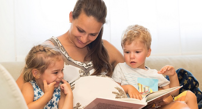 Bookstart - Mutter liest Kindern vor