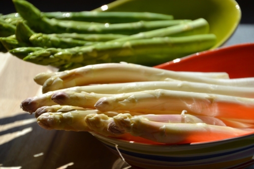 … Grüne und weiße Spargel