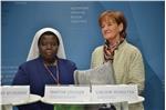 L’assessora Martha Stocker con suor Rosemary Nyirumbe nel corso della presentazione della campgna a Bolzano nell’ottobre del 2017 Foto: USP