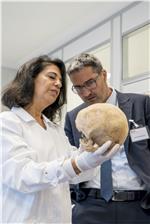 Il presidente Kompatscher nel laboratorio delle mummie di Eurac Research a NOI Techpark (foto Eurac Research)