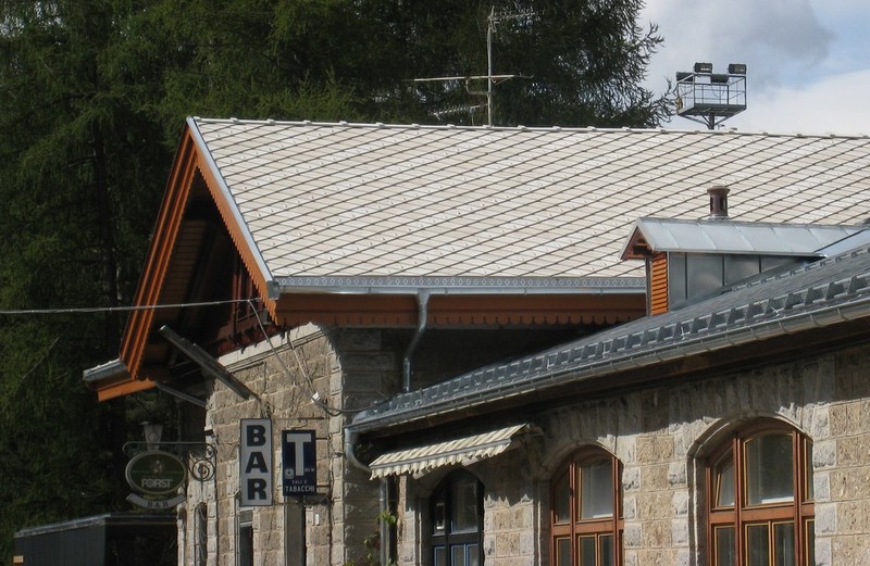 Toblach, Bahnhof: Zementplatten in Rautenform