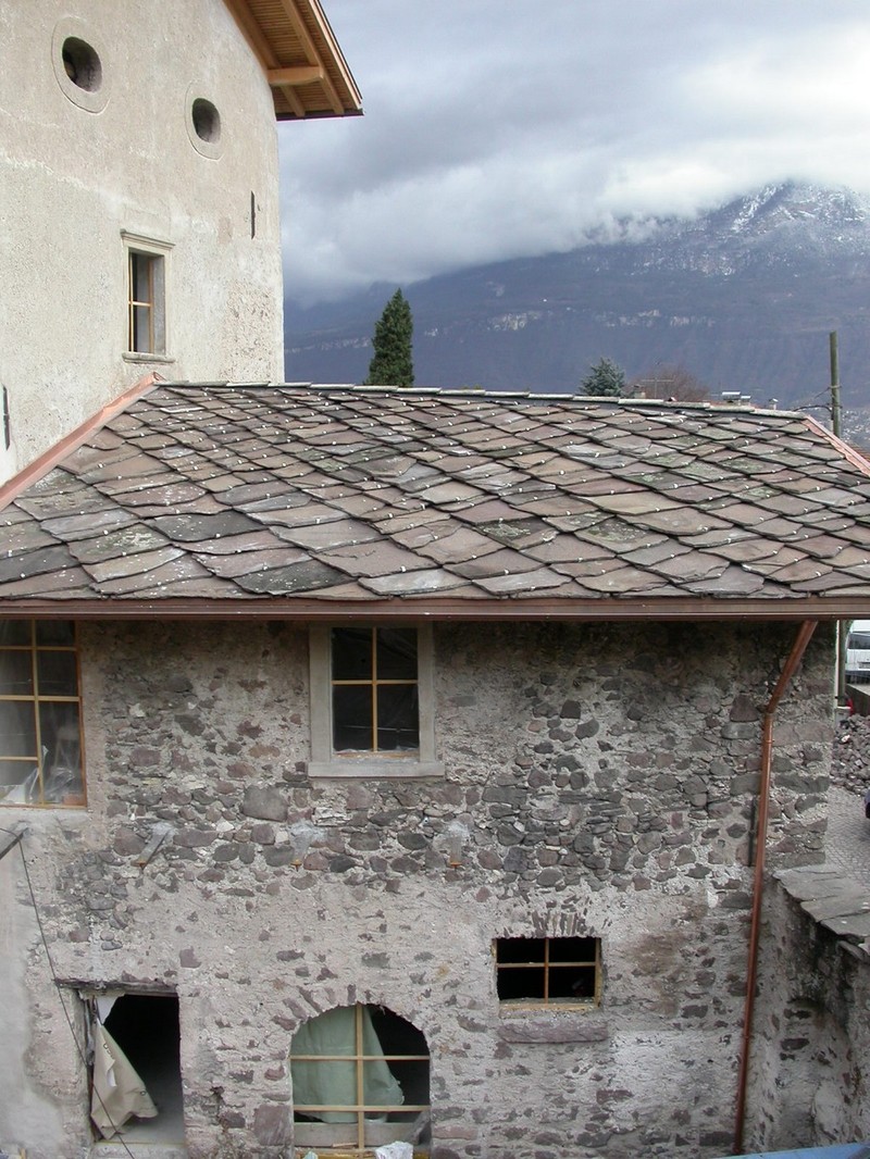 Auer: Dacheindeckung mit Porphyrsteinplatten