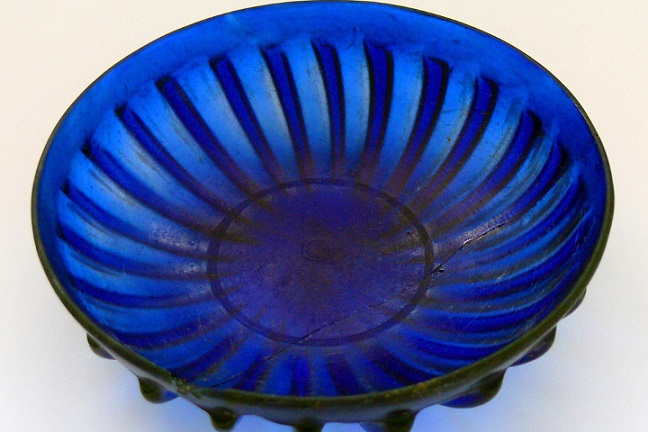 Eppan: Zinnenberg: Rippenschale aus blauem Glas (Römerzeit - 1. Jahrhundert n. Chr.)