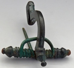Kiens/St. Sigmund: Bügelknopffibel aus Bronze (spätes 4. bis frühes 5. Jahrhundert n. Chr.)