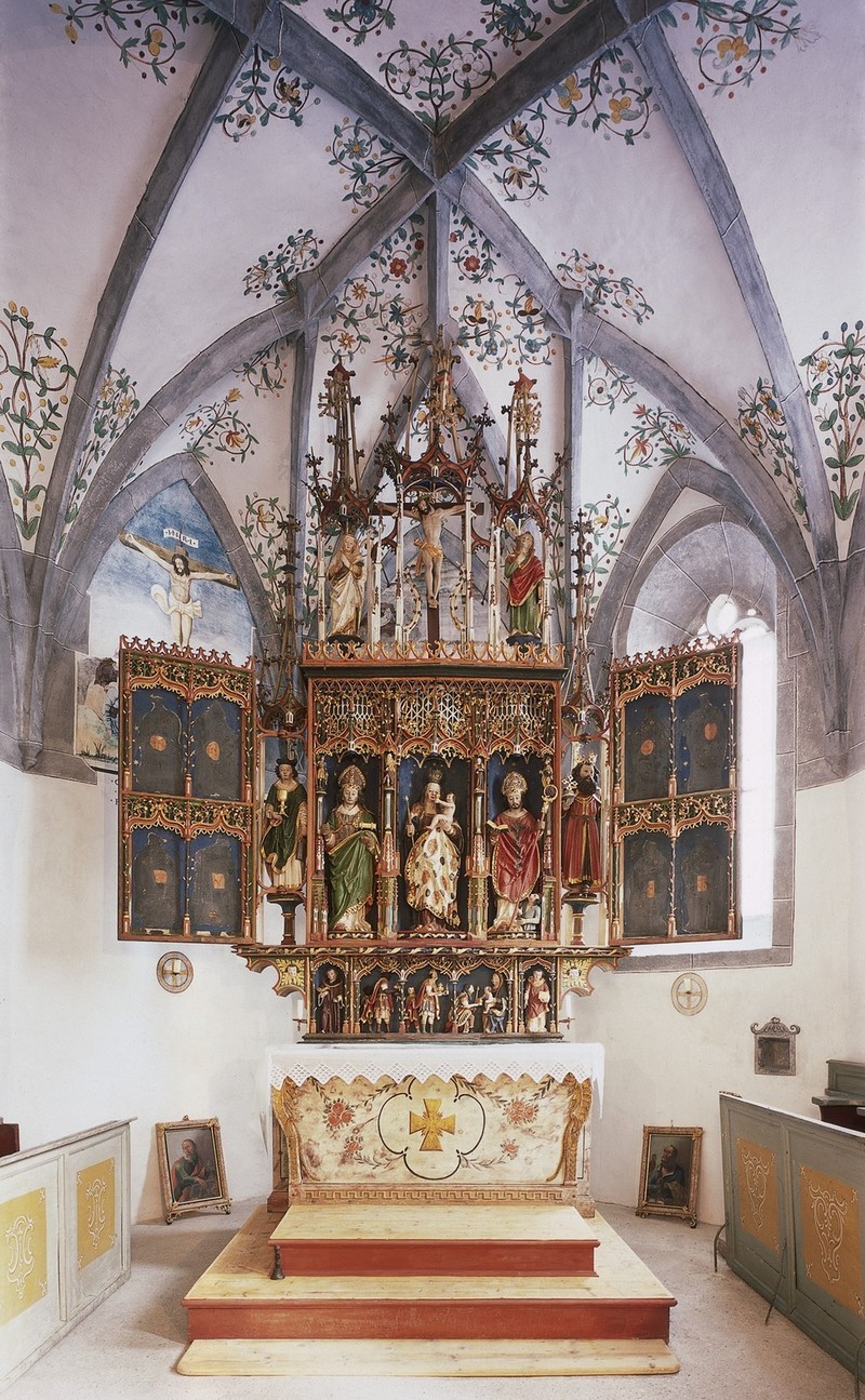 Kirchliches Denkmal: Mals, Laatsch, St. Cäsarius in Flutsch: Spätgotischer Innenraum mit Flügelaltar