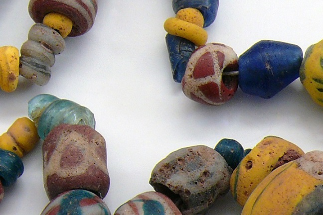Montan/Pinzon: Grab 5, Perlenkette aus Glas (Frühmittelalter)