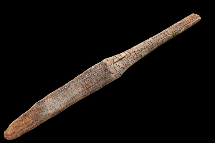 Pfalzen: Holzgerät der Eisenzeit. Länge 67 cm (9. bis 8. Jahrhundert v. Chr.)