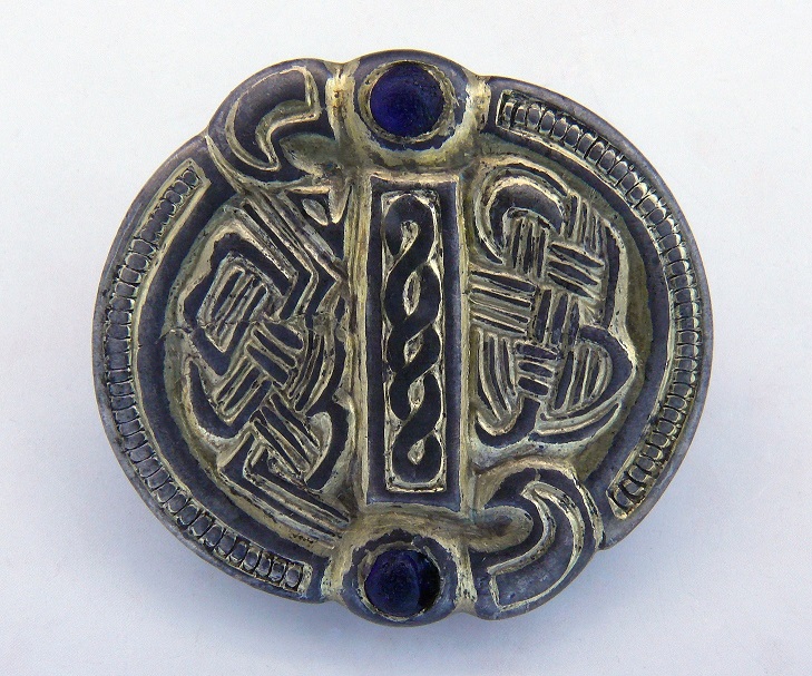 Elvas/Brixen, Scheibenfibel aus Silber, vergoldet, blaue Glaseinlage (7. Jahrhundert n. Chr.)