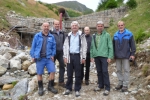 Besichtigung der Baustelle "Oswaldgraben" auf Meran 2000: Abteilungsdirektor Rudolf Pollinger (3.v.links), Landesrat Arnold Schuler (5. v. links) und Haflings Bürgermeister Andreas Peer (6. v. links)