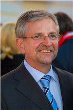 Investitionen: Über die Chancen des Garantiefonds EFSI spricht dessen Direktor, Wilhelm Molterer, bei einer Tagung in Bozen  Foto: Wikimedia