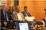 "Tierhaltung ist zentrales Thema der Berglandwirtschaft": Agrarlandesrat Schuler (Mitte) bei der Jahresversammlung der Vereinigung der Südtiroler Tierzuchtverbände, links von ihm Bauernbundobmann Tiefenthaler.