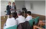 Die Tutorenschulung war Anlass, um den Hausärzten für ihr Engagement für eine gute Ausbildung zukünftiger Allgemeinmediziner zu danken. Auf dem Foto: Landesrätin Martha Stocker und der Vizepräsident der Ärztekammer Andr