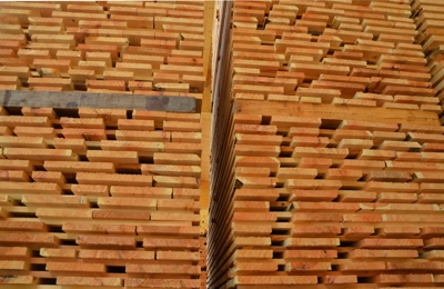 Das Zirbenholz wird in der überdachten Lagerhalle 6 Monate lang luftgetrocknet.