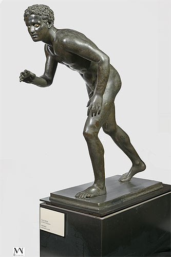 Corridore o lottatore, I secolo a.C. -
statua in bronzo, osso o avorio e pietre colorate -
in prestito dal Museo Archeologico Nazionale, Napoli

