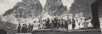 Die Ladiner fordern bei der Kundgebung am Sellajoch (14. Juli 1946) den Zusammenschluss aller Ladinertäler