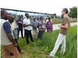 Im Versuchsgarten in Dietenheim hören die ostafrikanischen Agronomen den Erklärungen von Martin Pramsohler aufmerksam zu. Foto: LPA/A. f. Kabinettsangelegenheiten