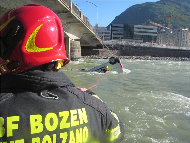 03.05.2023 Fahrzeug von Loretobrücke in den Eisack gestürzt