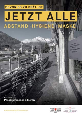 Das Schwarz-Weiß-Foto vom April 2020 zeigt die berühmte Promenade entlang der Passeier in Meran, die ungewöhnlich menschenleer ist. Das Bild wird von dem Slogan begleitet: Bevor es zu spät ist. Jetzt alle: Abstand, Hygiene, Maske. 