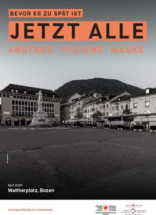 Das Schwarz-Weiß-Foto, das im April 2020 aufgenommen wurde, zeigt den bei Gästen beliebten Waltherplatz in Bozen, der völlig menschenleer ist. Das Bild wird von dem Slogan begleitet: Bevor es zu spät ist. Jetzt alle: Abstand, Hygiene, Maske. 