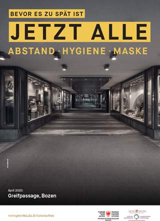 Das Schwarz-Weiß-Foto, das im April 2020 aufgenommen wurde, zeigt die Greif-Passage völlig menschenleer. Das Bild wird von dem Slogan begleitet: Bevor es zu spät ist. Jetzt alle: Abstand, Hygiene, Maske.